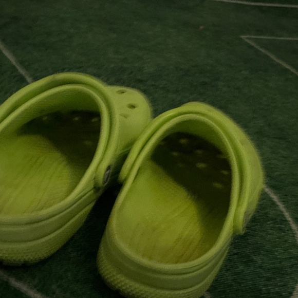 Like green crocs size 11 woman’s 9 mens - Picture 4 of 4